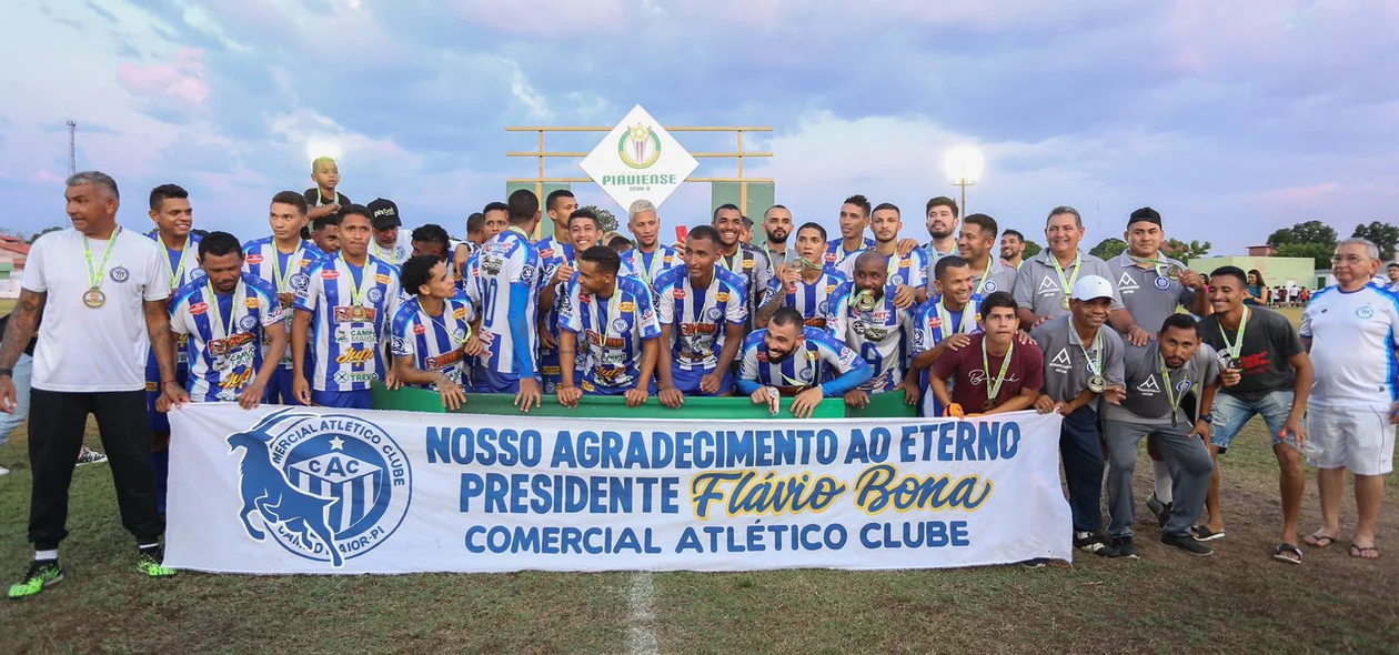 Atletas reunidos antes de levantar a Taça