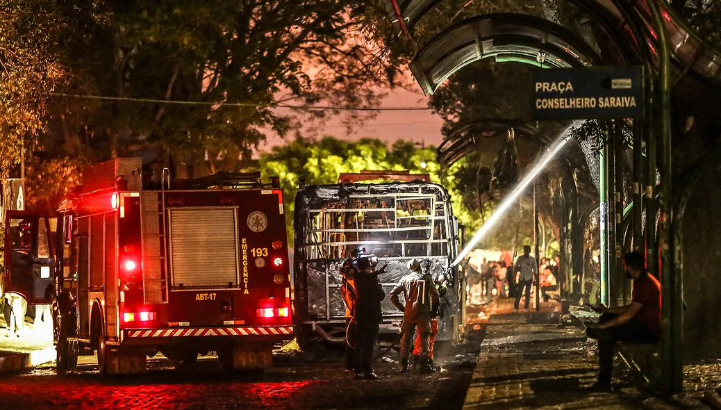 Bombeiros controlam incêndio em garagem de ônibus