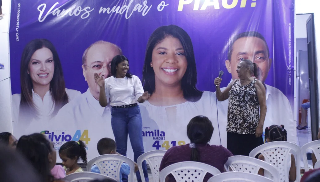 Camila Marques durante reunião no Promorar