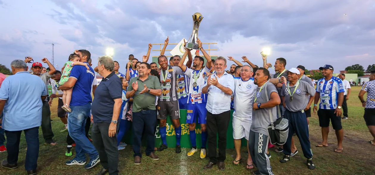 Comercial levanta a taça de campeão da Série B