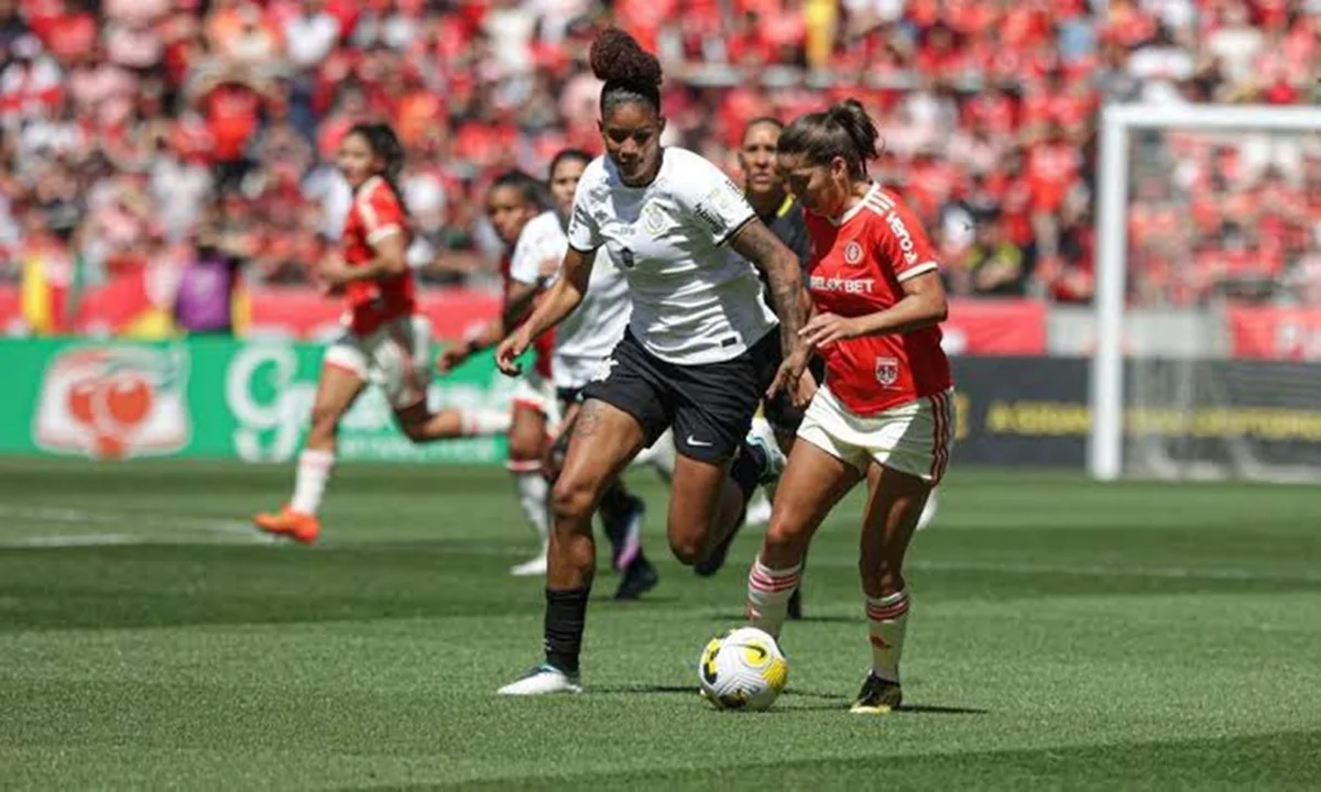 Inter e Corinthians batem recorde na final do feminino - 18/09/2022 -  Esporte - Folha