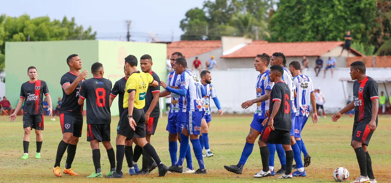 Discusão entre os jogadores do Comercial e Ferroviário