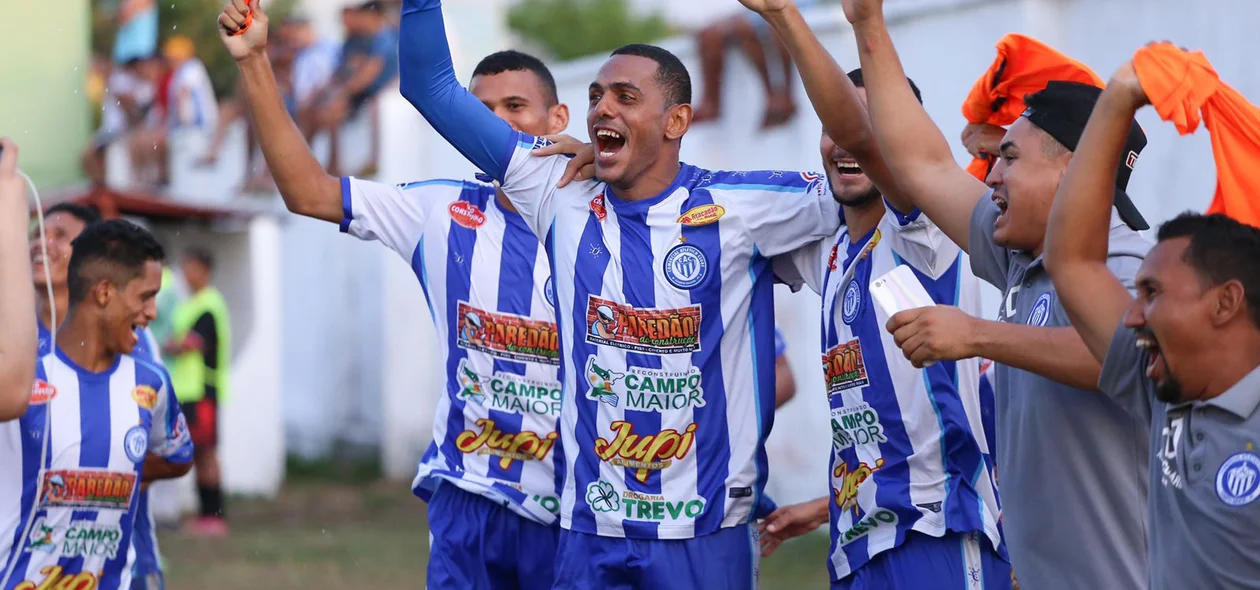 Dos Santos comemora com os companheiros de clube