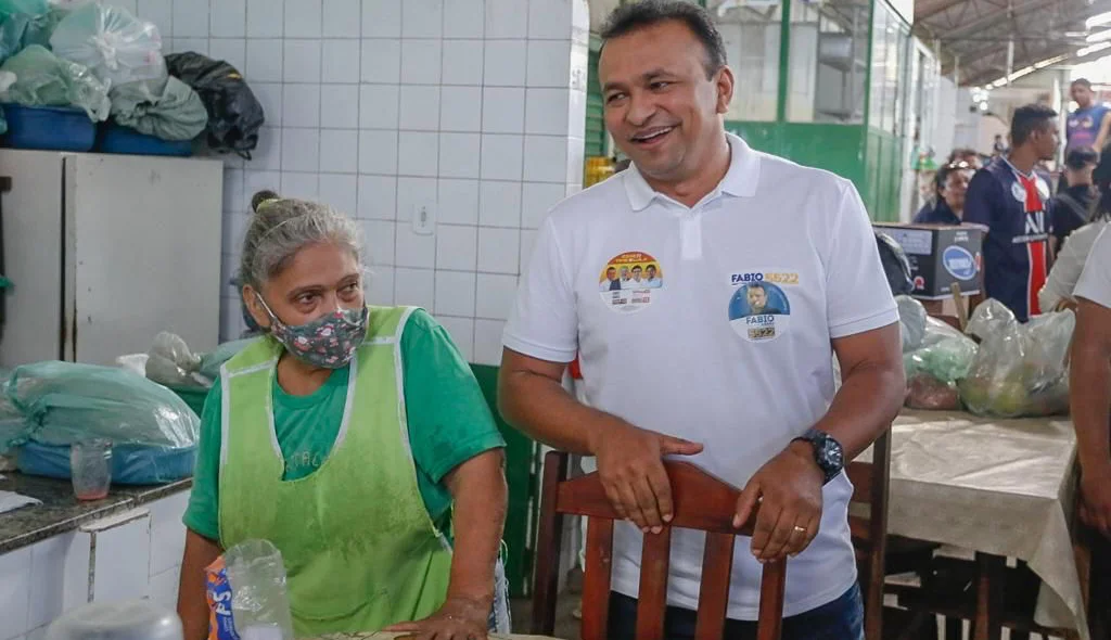 Fábio Abreu visitando o mercado do Parque Piauí