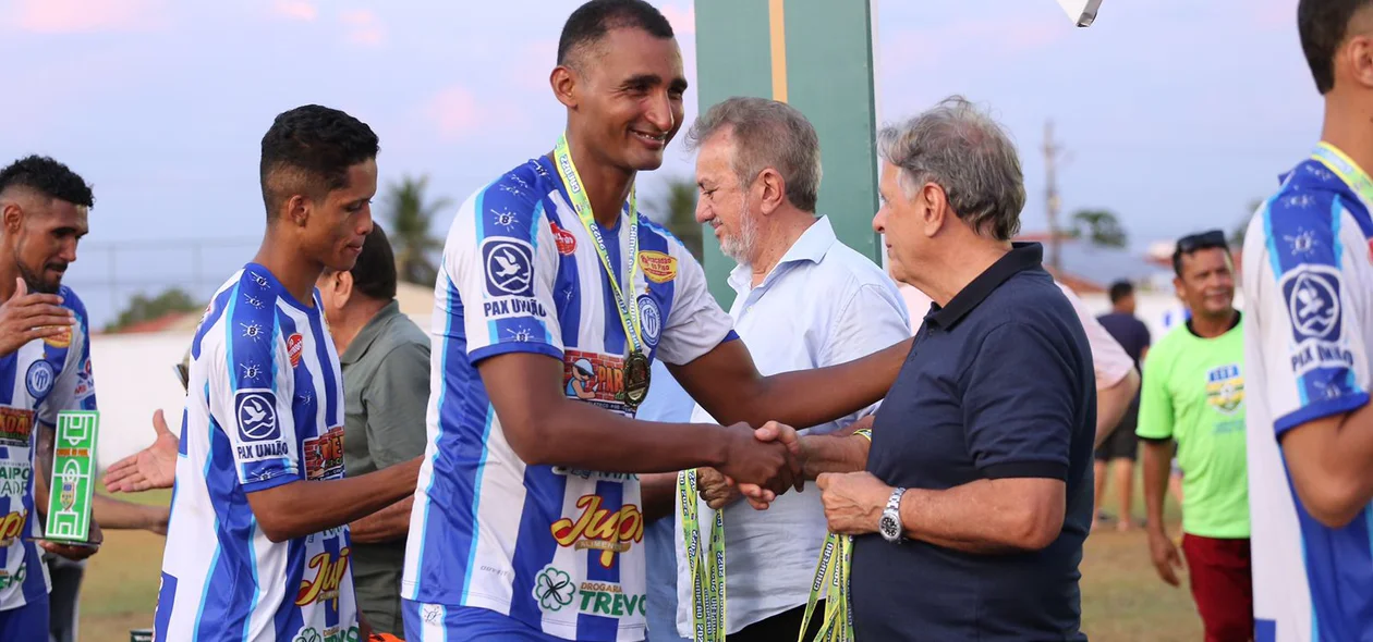 Jogadores do Comercial recebem a medalha de campeão