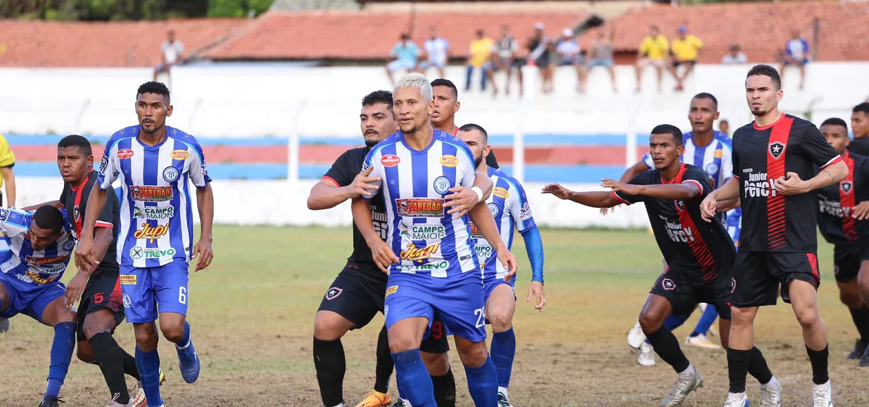 Jogadores se movimentam na grande área