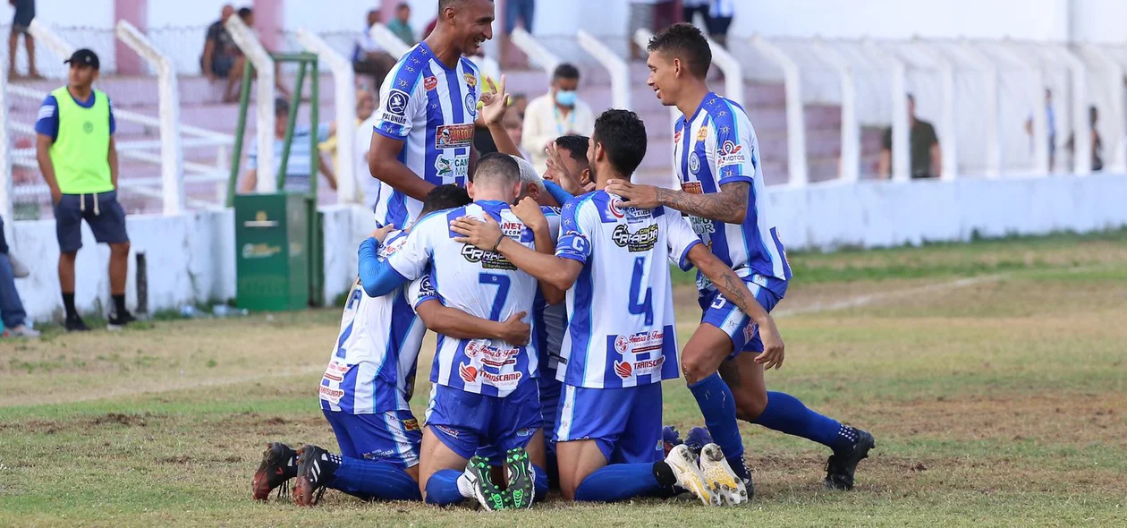 Lenilson marcou o segundo gol e jogadores se reuniram para comemorar