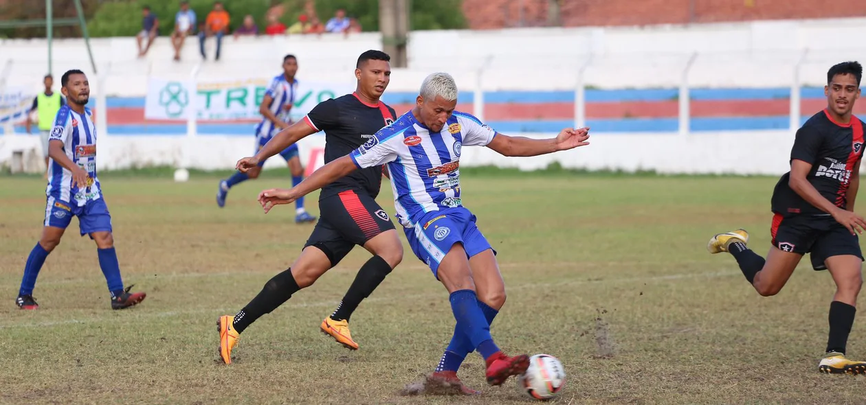 Naylan tenta atacar pelo lados