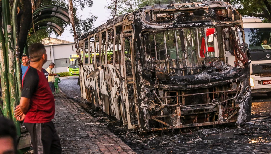 O suspeito entrou no ônibus e ameaçou os populares