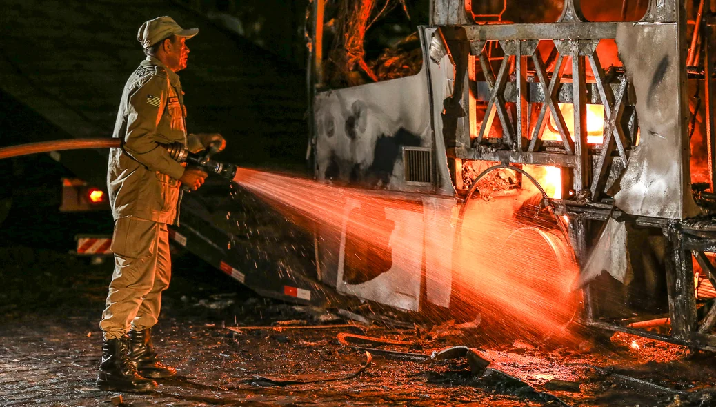 Os bombeiros foram ao local