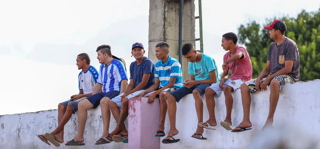 Sem autorização de entrar no estádio, torcedores do Comercial acompanham a final do muro