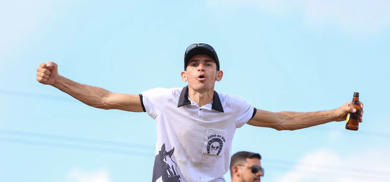 Torcedor do Comercial acompanha a final no muro do estádio