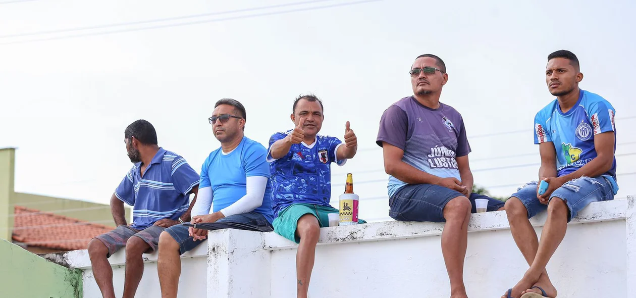 Torcedores do Comercial acompanham a final no muro do estádio