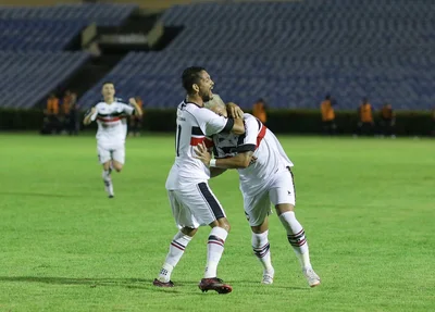 Hadrian e João Paulo comemorando gol do River