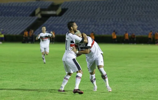 Hadrian e João Paulo comemorando gol do River