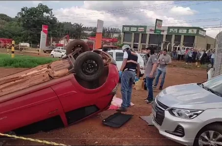 Corpo em lençol é lançado para fora de carro