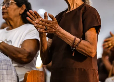 Fiéis na igreja