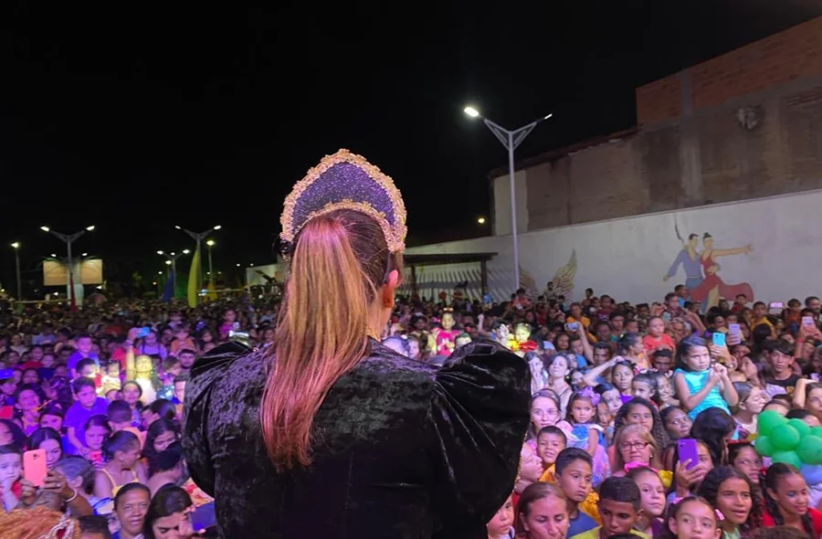 Ivanária Sampaio falando com a população presente