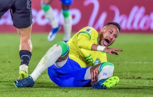 Momento em que Neymar se lesiona no confronto diante do Uruguai