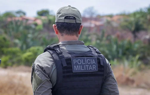 Policial militar no local