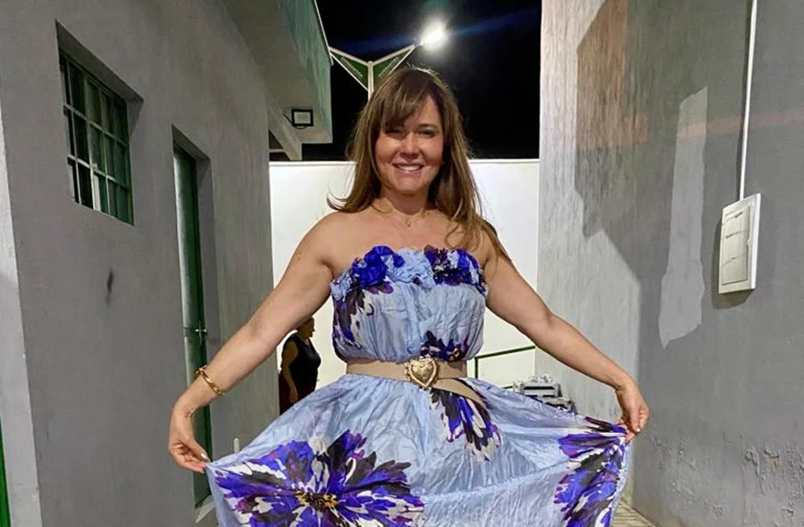 A prefeita Ivanária Sampaio desfilou no bazar