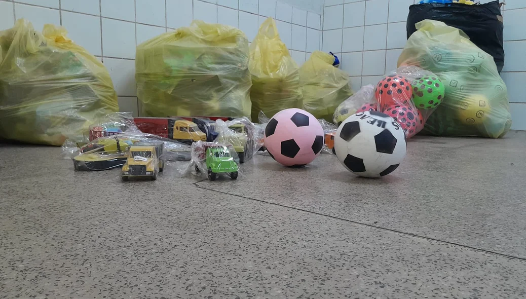 A sociedade civil também participou das doações de mais de 500 brinquedos