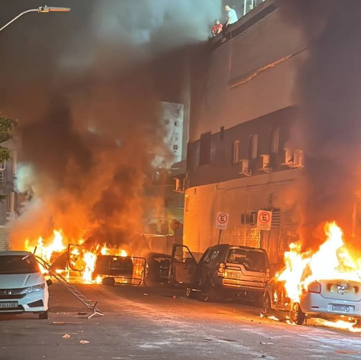 Carro de jogador do Santos é incendiado após queda para a Série B