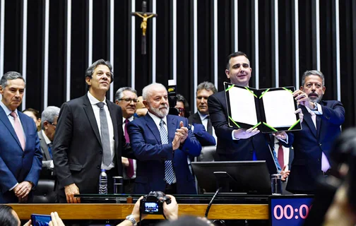 Congresso promulga reforma tributária com a presença de Lula