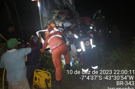 Corpo de Bombeiros realizou o resgate do casal