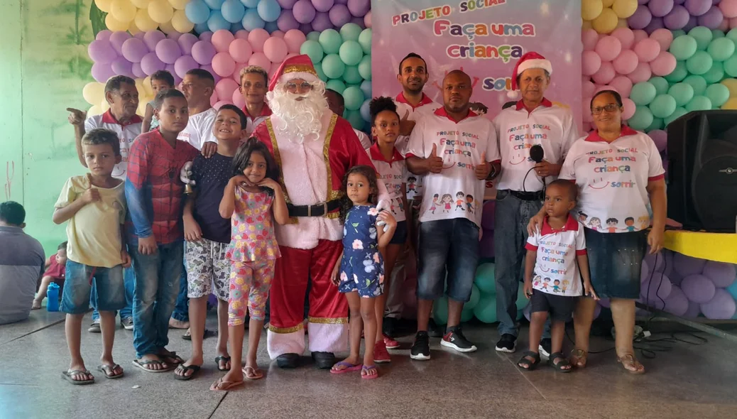 Equipe coordenando a ação social e os baixinhos