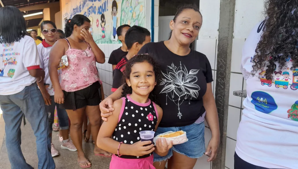 Mãe e filha na fila do lanche