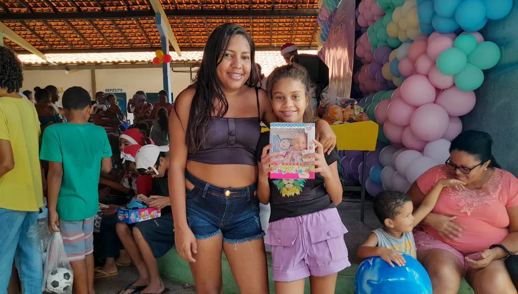 Priscila e filha Isabela, após a pequena receber uma boneca de presente