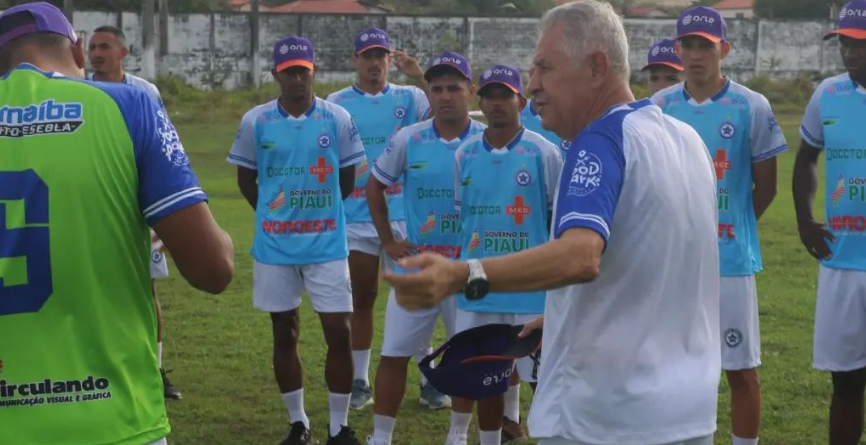 Técnico Arnaldo Lira dando orientações para os jogadores do Parnahyba