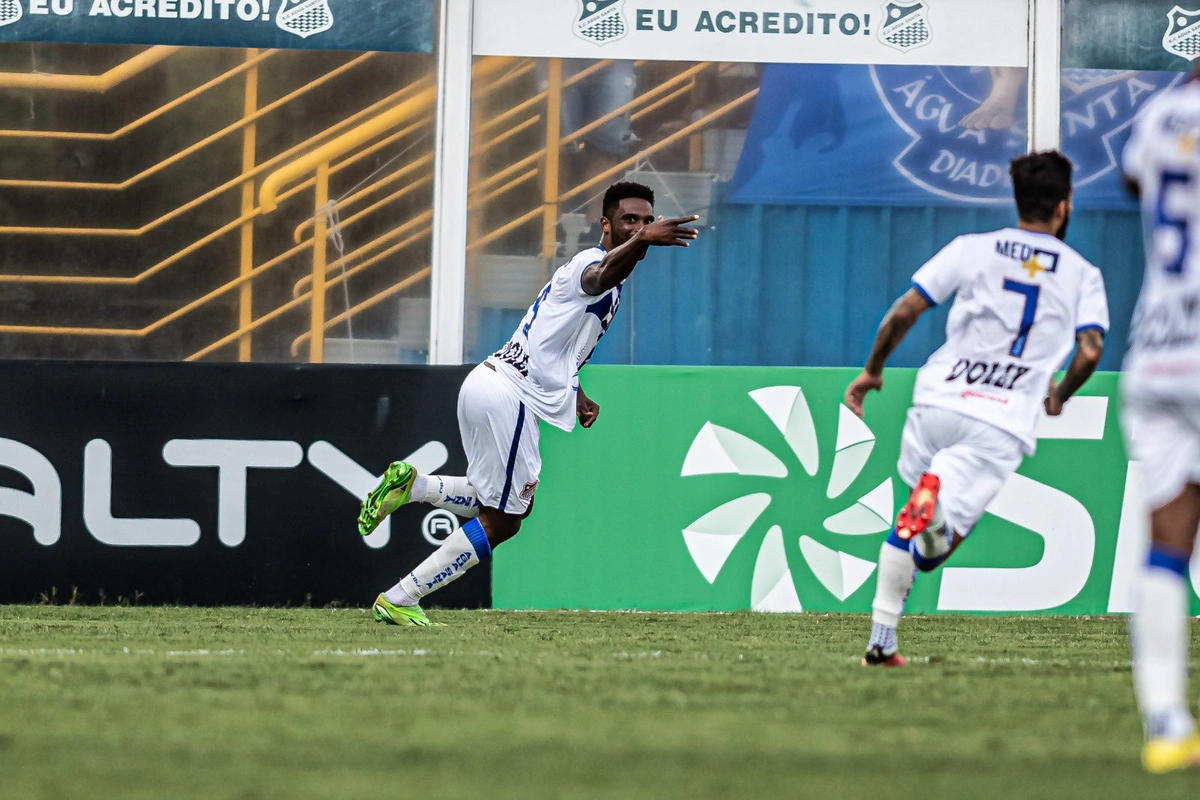Bruno Mezenga (Água Santa) comemorando gol sobre o Bragantino no Paulistão