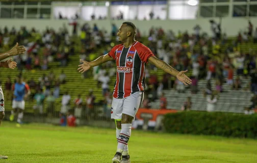 Jogador Júnior Mandacarú comemorando gol