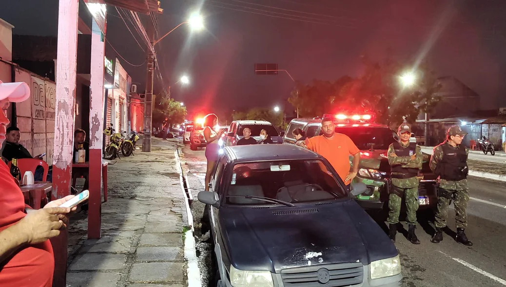 Policiais em bares da zona sul de Teresina