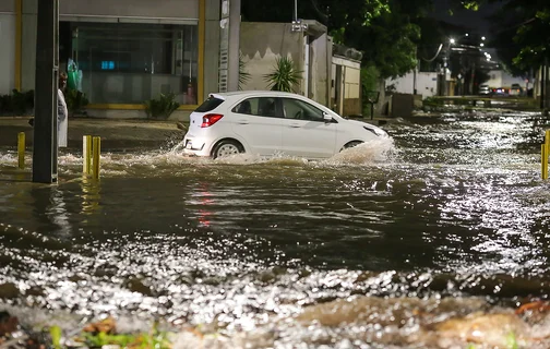 Avenida Nossa Senhora de Fátima fica alagada após chuva