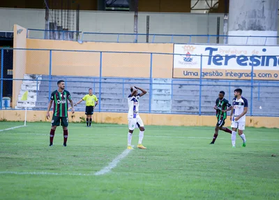 Jogador do Altos lamenta gol perdido