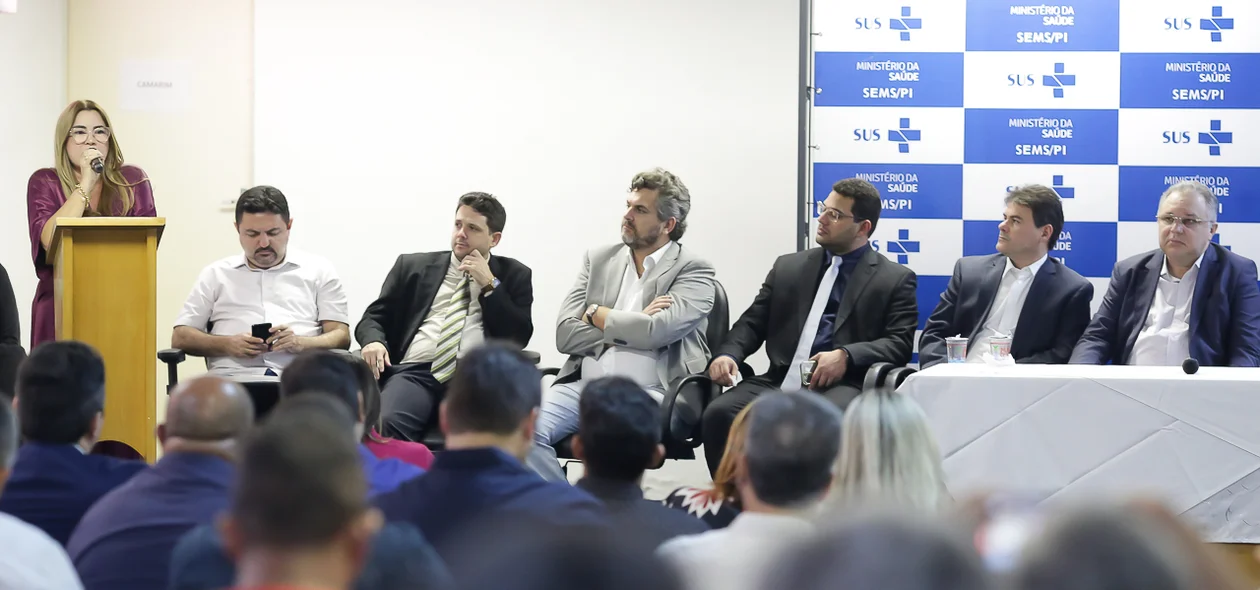 Autoridades durante o discurso da nova Superintendente do Ministério da Saúde no Piauí