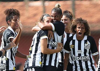 Jourdan comemora gol com companheiras do time do Santos