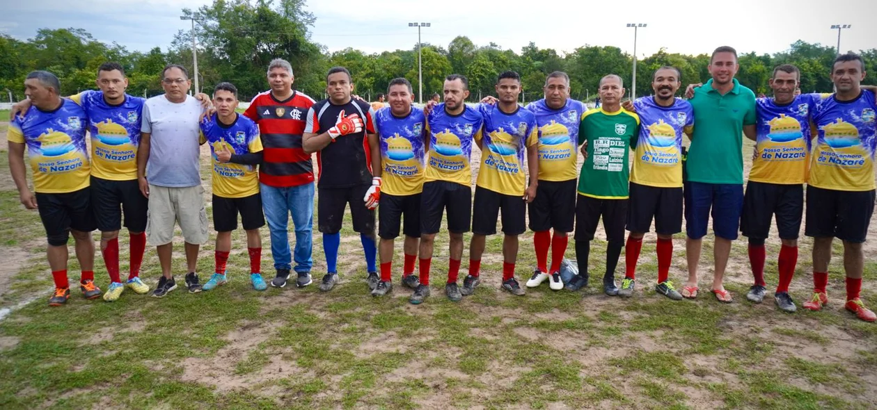 Prefeito Zé Henrique junto a uma das equipes finalistas