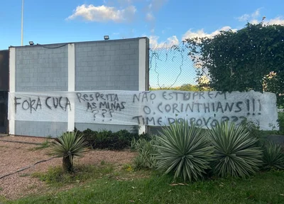 Torcedores protestaram contra a contratação de Cuca