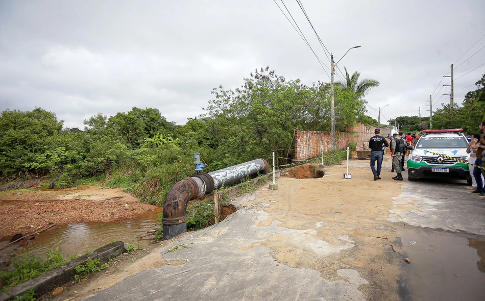 Jovem morre após cair em buraco