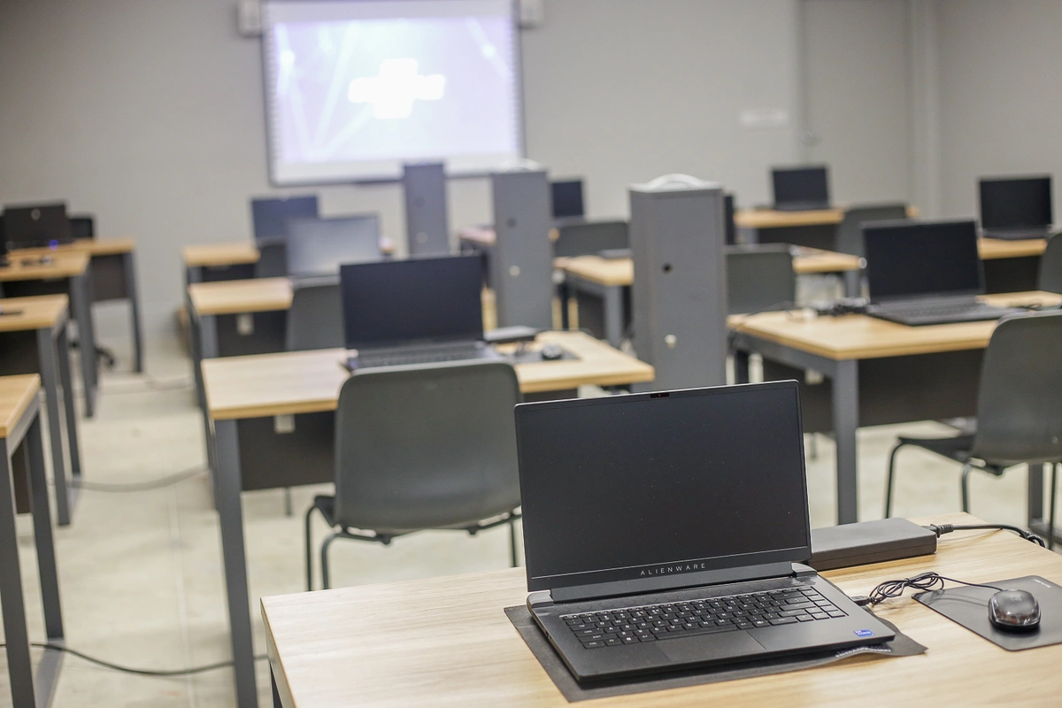 Sala com vários notebooks