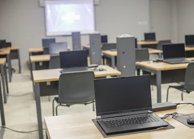 Sala com vários notebooks