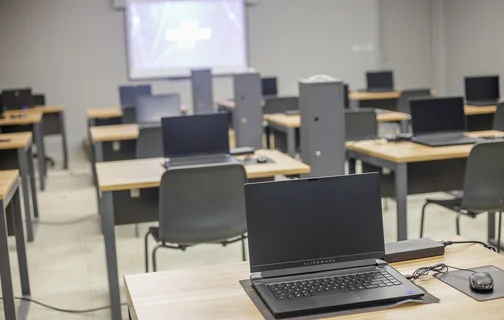 Sala com vários notebooks