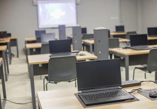 Sala com vários notebooks