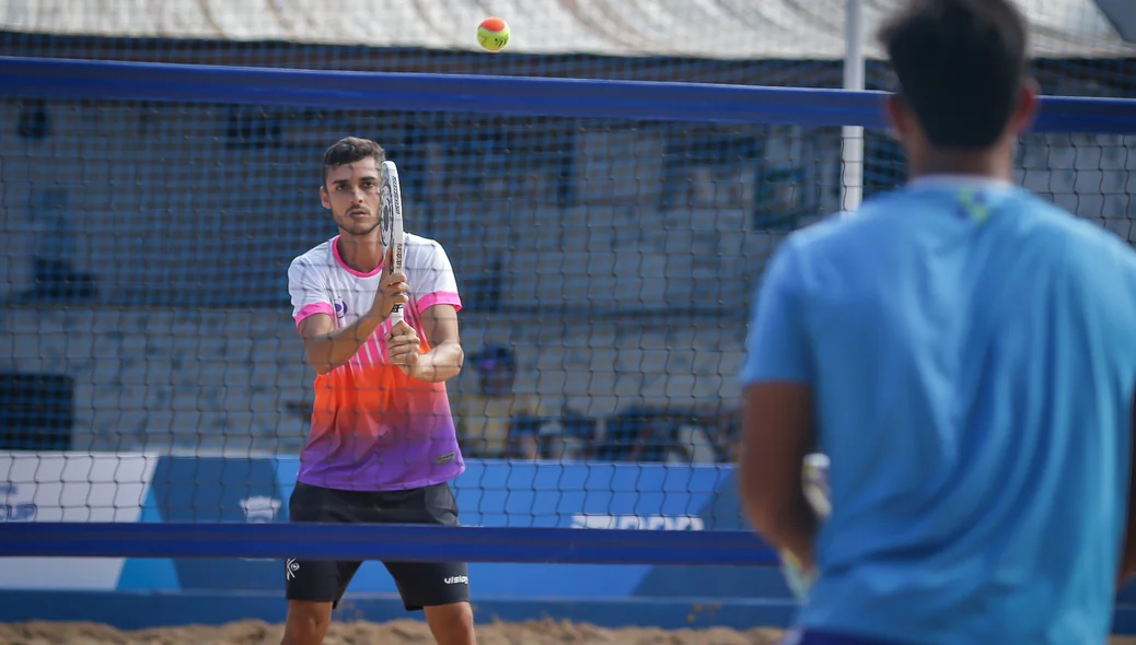 Torneio reúne mais de 900 atletas de beach tennis