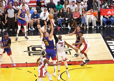 Nikola Jokic sobe para um floater diante de Bam Adebayo no jogo 3 das finais da NBA em 7 de junho de 2023