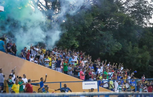 Torcida do Altos fazendo a festa